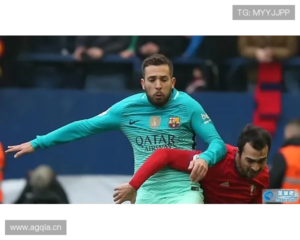 受伤倒地中断比赛时，裁判如何判罚和控制比赛节奏？