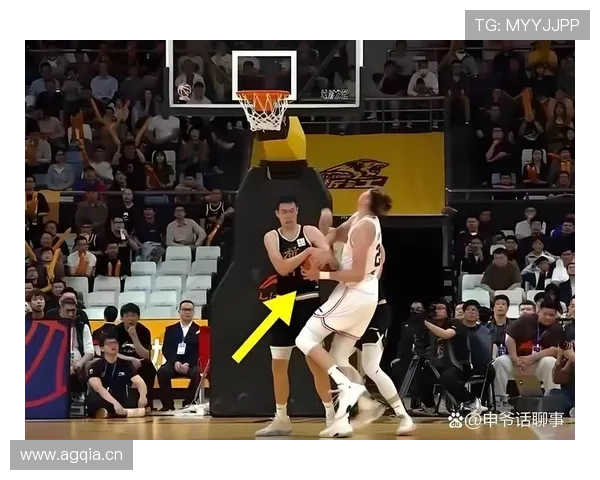 故意肘击犯规判罚，裁判如何界定动作恶劣与正常防守？